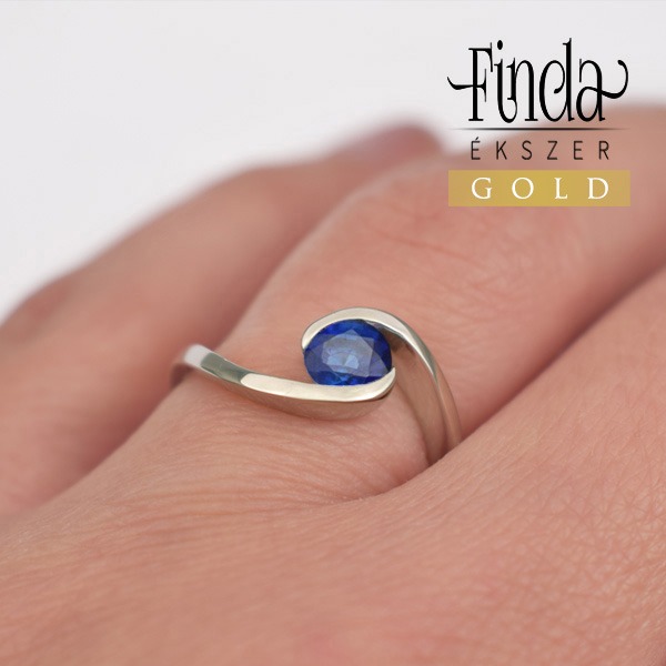 Ölelés fehér arany eljegyzési gyűrű kék zafírral