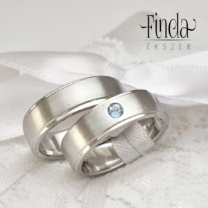 Diagonál nemesacél karikagyűrű kék topázzal