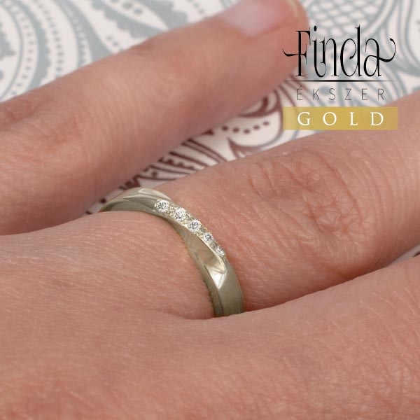 Twist möbius szalag csavart fehér arany gyűrű öt gyémánttal kézen